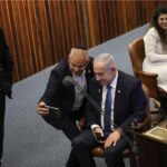 ח"כ מישל בוסקילה (הימין הממלכתי) מצלם סלפי עם רה"מ הנאשם בנימין נתניהו, מליאת הכנסת, 16.12.2024 (צילום: דני שם-טוב, דוברות הכנסת)