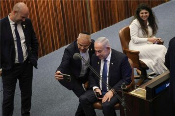 ח"כ מישל בוסקילה (הימין הממלכתי) מצלם סלפי עם רה"מ הנאשם בנימין נתניהו, מליאת הכנסת, 16.12.2024 (צילום: דני שם-טוב, דוברות הכנסת)