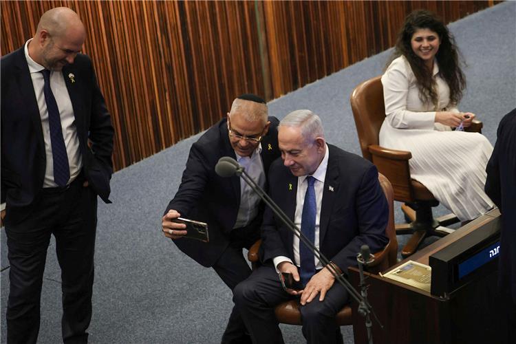 ח"כ מישל בוסקילה (הימין הממלכתי) מצלם סלפי עם רה"מ הנאשם בנימין נתניהו, מליאת הכנסת, 16.12.2024 (צילום: דני שם-טוב, דוברות הכנסת)