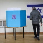 מצביע ישראלי ניגש לקלפי. יום הבחירות בירושלים, מרץ 2020 (צילום: אוליבייה פיטוסי, פלאש 90)