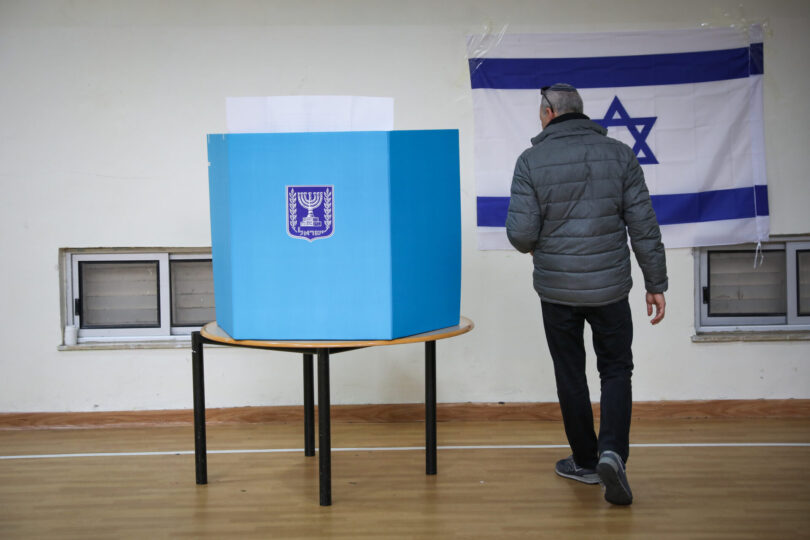 מצביע ישראלי ניגש לקלפי. יום הבחירות בירושלים, מרץ 2020 (צילום: אוליבייה פיטוסי, פלאש 90)
