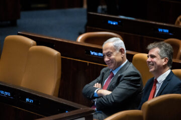 אלי כהן (בזמן שכיהן כשר החוץ) ורה"מ הנאשם בנימין נתניהו, כנסת ישראל, 13.3.26 (צילום: יונתן זינדל)