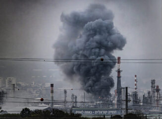 עשן עולה מבתי הזיקוק במפרץ חיפה לאחר התקפת טילים איראנית, 19.3.26 (צילום: אנתוני הרשקו)