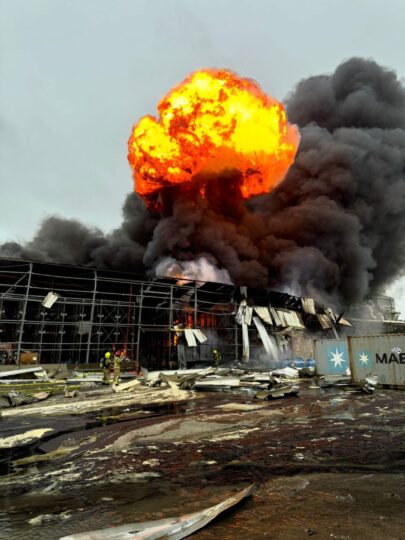 פגיעה במפעל בנאות חובב (צילום: דוברות כבאות מחוז דרום)