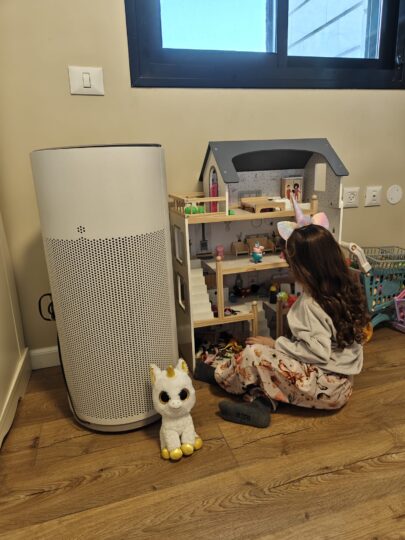 חדר הילדים בבית משפחת דנן ביבנה ובו מטהר אוויר (צילום: אן גולדשטיין דנן)