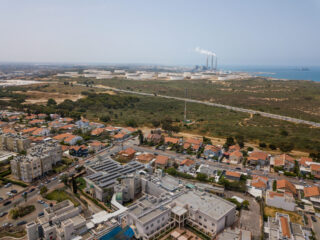 אזור התעשייה אשקלון ובתי מגורים הסמוכים (צילום: מערכת "שקוף")
