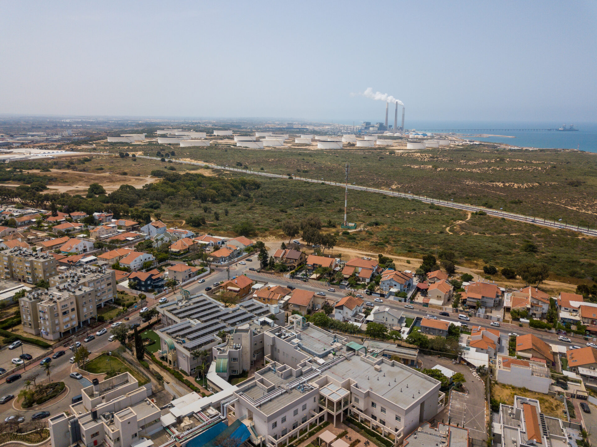 אזור התעשייה אשקלון ובתי מגורים הסמוכים (צילום: מערכת "שקוף")
