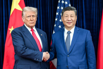 מנהיג סין שי ג'ינפינג עם הנשיא האמריקאי דונלד טראמפ. קוריאה-הדרומית, אוקטובר 2025 (צילום: הבית הלבן)