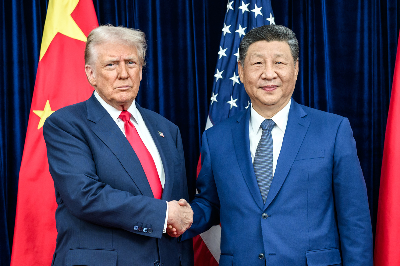 מנהיג סין שי ג'ינפינג עם הנשיא האמריקאי דונלד טראמפ. קוריאה-הדרומית, אוקטובר 2025 (צילום: הבית הלבן)