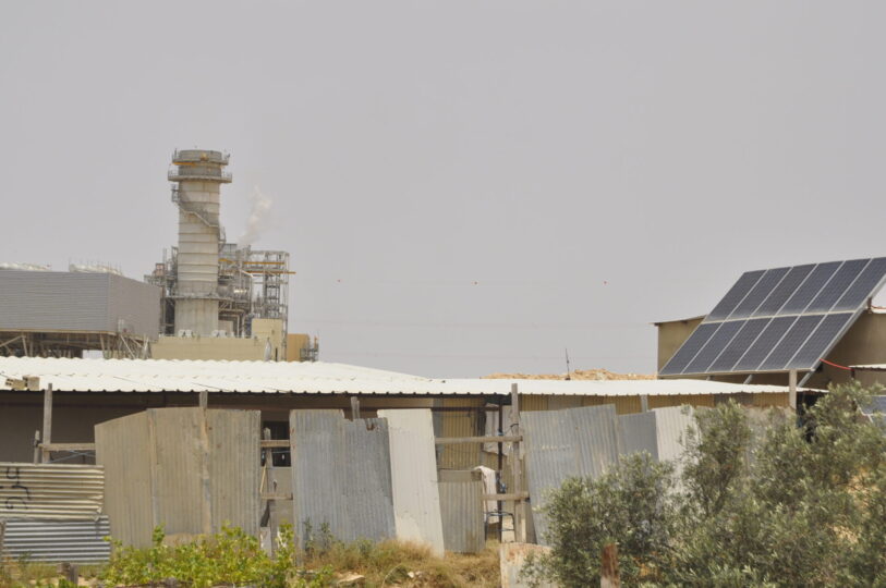 ואדי אל-נעם וברקע תחנת הכוח "אורות יוסף" (צילום: יעל געתון)