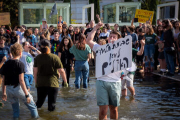 תלמידי תיכון ומורים באירוע מחאה להעלאת המודעות למשבר האקלים. תל-אביב, 2019 (צילום: אבשלום ששוני, פלאש 90)