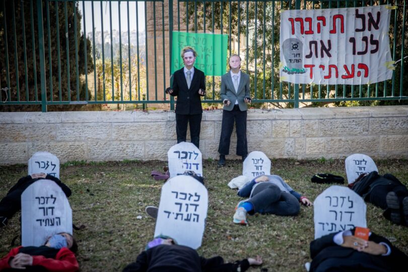 מיצג מחאה נגד הטיפול הממשלתי במשבר האקלים. הכנסת, 2021 (צילום: יונתן זינדל, פלאש 90)