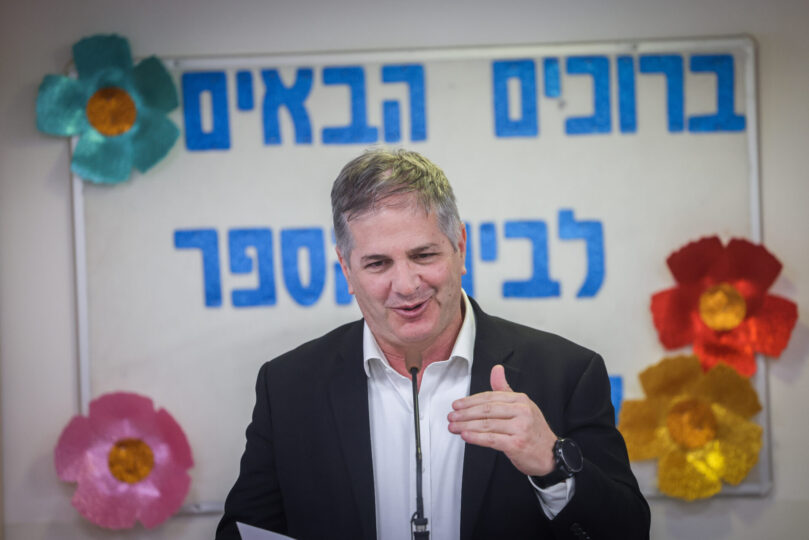 שר החינוך, יואב קיש, נושא דברים בבית ספר באירוע לרגל פתיחת שנת הלימודים ב-1 בספטמבר. ירושלים, 2024 (צילום: חיים גולדברג, פלאש 90)
