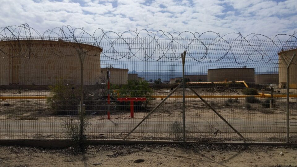 חוות מכלי הנפט, מרץ 2022 (צילום: יעל געתון)