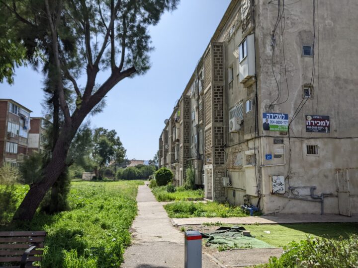 בנייני הרכבת ברחוב דגניה בקריית חיים, ברקע המכלים. מרץ 2022 (צילום: יעל געתון)