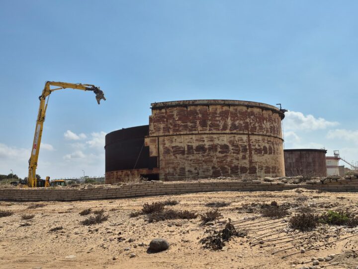 תחילת פינוי מכלי הנפט, ספטמבר 2025 (צילום: ראובן כהן, דברות עיריית חיפה)
