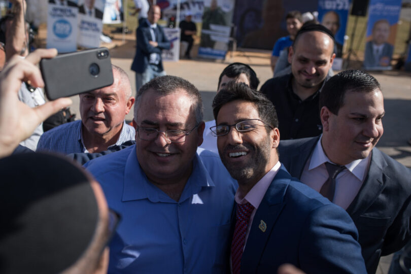 דוד ביטן מצטלם עם תומכים ועם הקומיקאי שחר חסון, המגלם את הדמות הסאטירית "דולב שושני", במהלך הפריימריז בליכוד ב-2019 (צילום: הדס פרוש, פלאש 90)