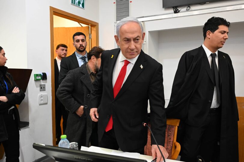 ראש הממשלה בנימין נתניהו בבית המשפט המחוזי בתל-אביב, פברואר 2025 (צילום: תמר מצפי)