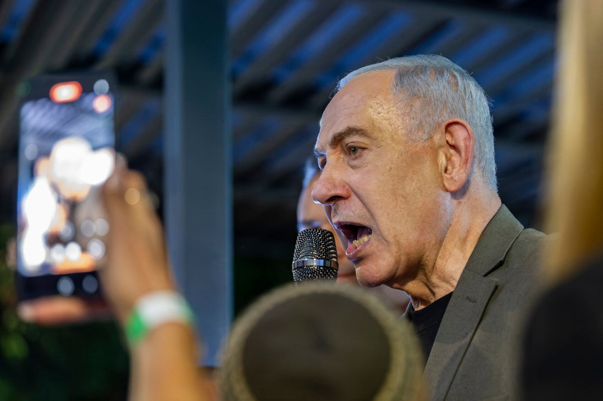רה"מ הנאשם בנימין נתניהו בכנס בחירות בחדרה, 14.10.26 (צילום: שרון ליבל)